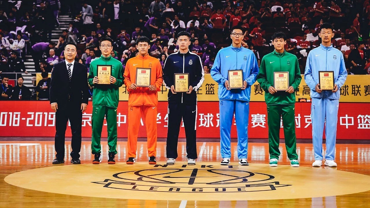 The 2018 CHBL Beijing awards ceremony, six players on court with plaques