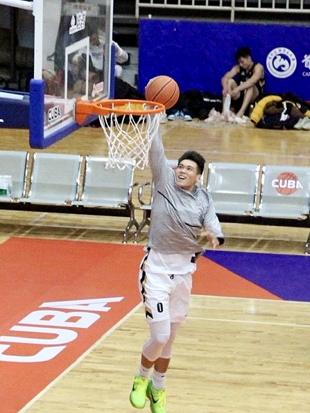 Adam Zhang rising to the rim in warm-ups at a CUBA Beijing game