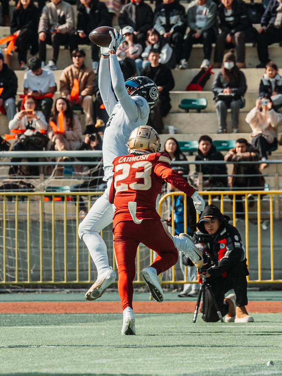 Adam Zhang going up for a catch over a defender in the 2025 CNFL championship game